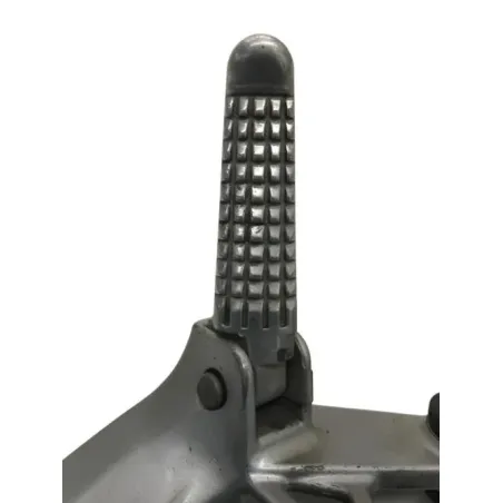 Platine et repose pieds arriere droit SUZUKI SV 650 1999-2002