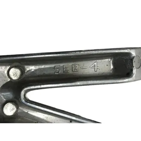 Platine et repose pieds arriere gauche YAMAHA YZF 600 1999-2002 R6