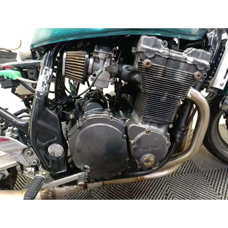 SUZUKI GSX INAZUMA 750 .