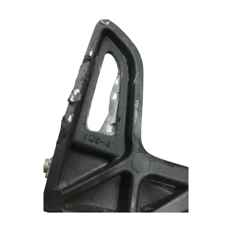 Platine et repose pieds arriere gauche YAMAHA MT07 700 2014-2017
