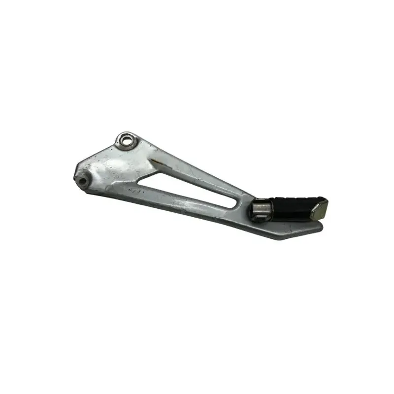 Platine et repose pieds arriere gauche YAMAHA YBR 125 2005-2006
