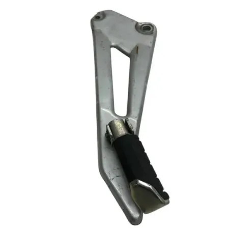 Platine et repose pieds arriere gauche YAMAHA YBR 125 2005-2006