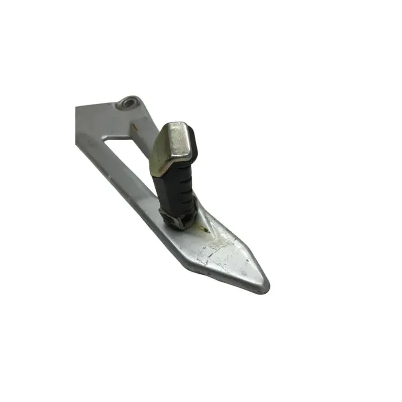 Platine et repose pieds arriere gauche YAMAHA YBR 125 2005-2006