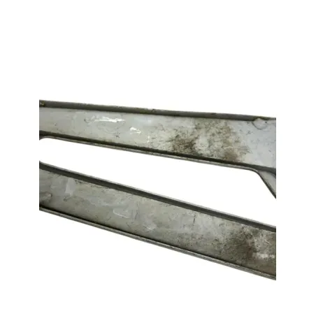 Platine et repose pieds arriere gauche YAMAHA YBR 125 2005-2006