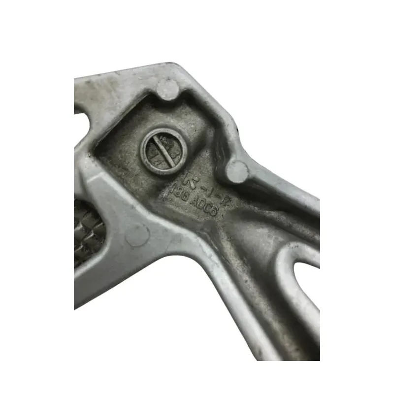 Platine et repose pieds arriere droit SUZUKI GSXR 1000 2003-2004