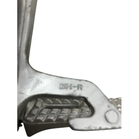 Platine et repose pieds arriere droit SUZUKI GSXR 1000 2007-2008