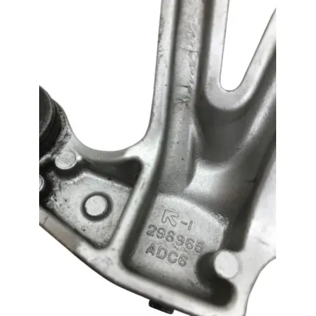 Platine et repose pieds arriere droit SUZUKI GSXR 1000 2007-2008