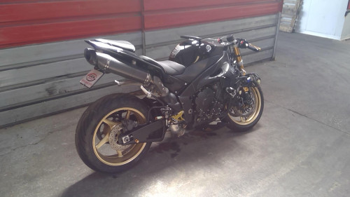 YAMAHA R1