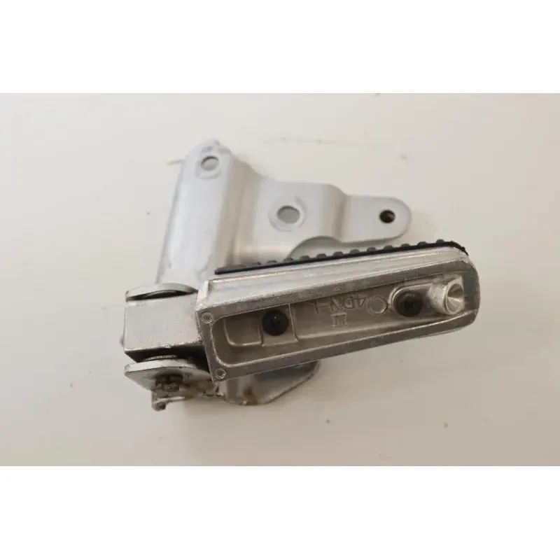 Repose pieds arriere gauche YAMAHA 100 AEROX