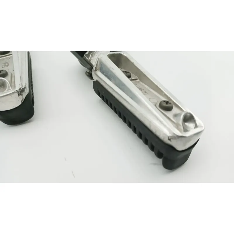 Platine et repose pieds arriere droit YAMAHA YPR 125 XMAX 2006 - 2009