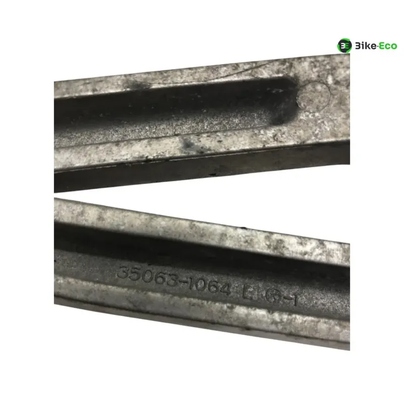 Platine et repose pieds arriere gauche KAWASAKI Z 750 2004-2006
