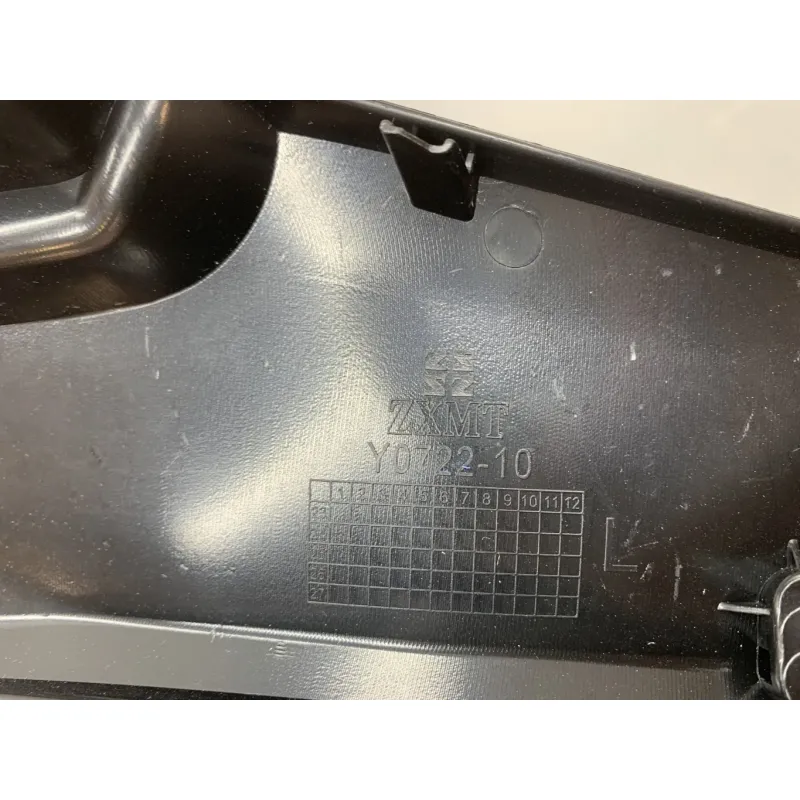 Cache carenage sous selle gauche YAMAHA YZF 700 2022-2025 R7
