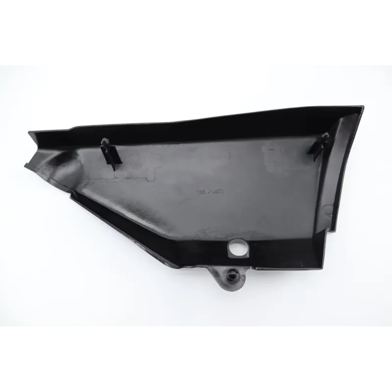 Cache carenage sous selle gauche SUZUKI GT 125 X4 1980 - 1984