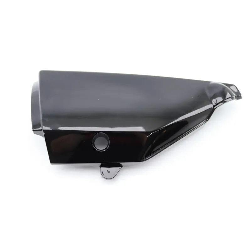 Cache carenage sous selle gauche SUZUKI GT 125 X4 1980 - 1984