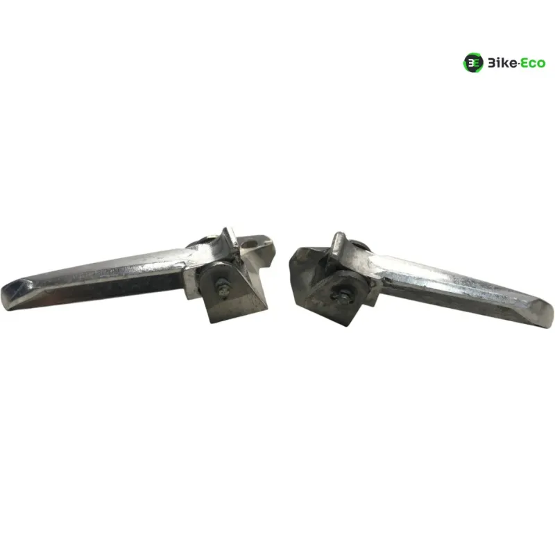 Platine et repose pieds arriere droit et gauche YAMAHA GPD 125 2017-2019 NMAX