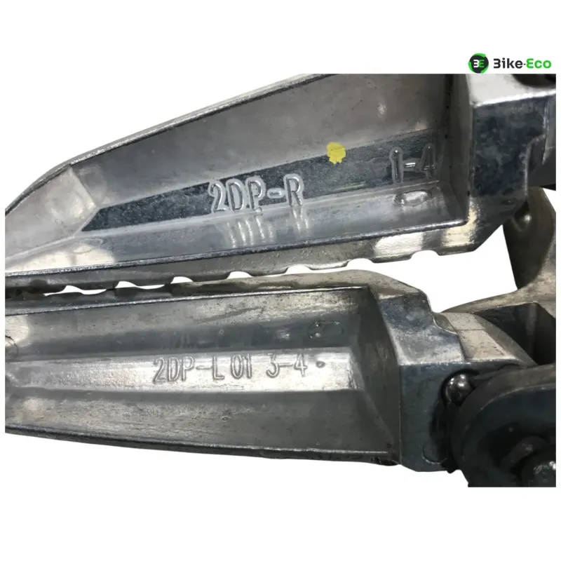 Platine et repose pieds arriere droit et gauche YAMAHA GPD 125 2017-2019 NMAX