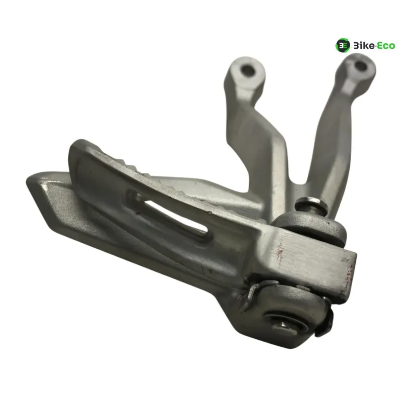 Platine et repose pieds arriere droit TRIUMPH STREET TRIPLE S 660 2017-2019