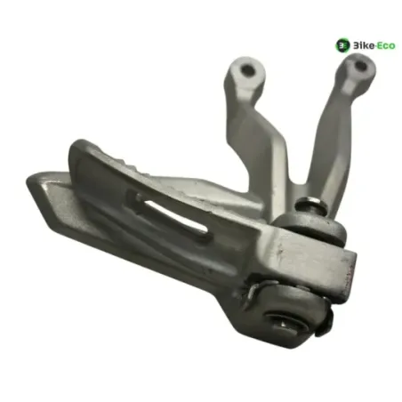 Platine et repose pieds arriere droit TRIUMPH STREET TRIPLE S 660 2017-2019