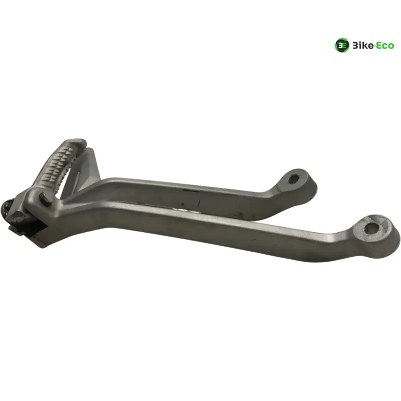 Platine et repose pieds arriere droit TRIUMPH STREET TRIPLE S 660 2017-2019