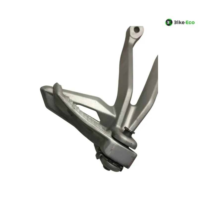 Platine et repose pieds arriere droit TRIUMPH STREET TRIPLE S 660 2017-2019
