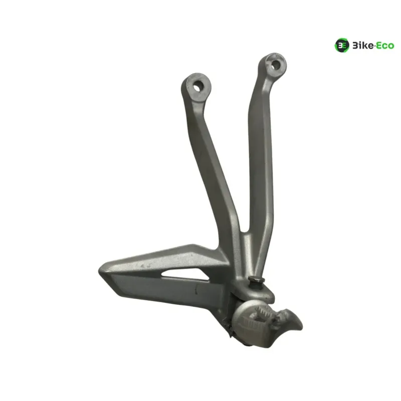 Platine et repose pieds arriere droit TRIUMPH STREET TRIPLE S 660 2017-2019