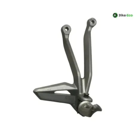 Platine et repose pieds arriere droit TRIUMPH STREET TRIPLE S 660 2017-2019