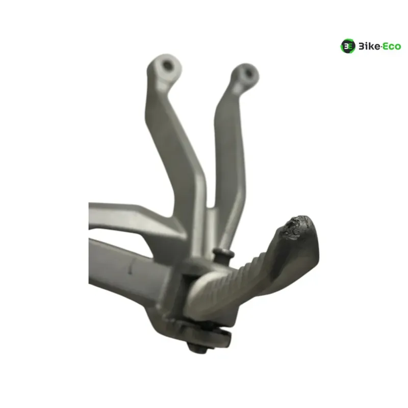 Platine et repose pieds arriere droit TRIUMPH STREET TRIPLE S 660 2017-2019