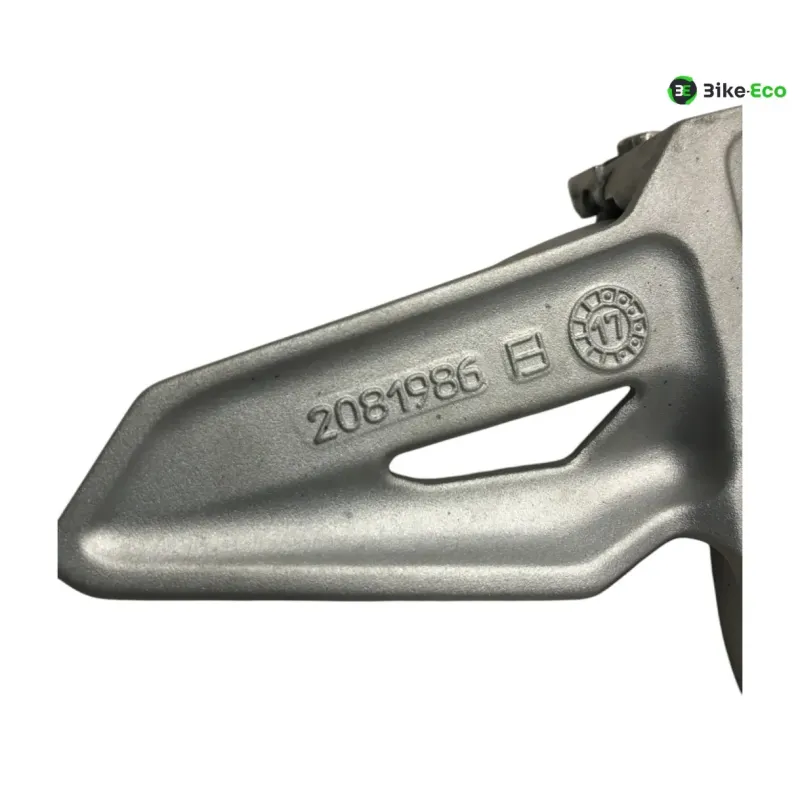 Platine et repose pieds arriere droit TRIUMPH STREET TRIPLE S 660 2017-2019