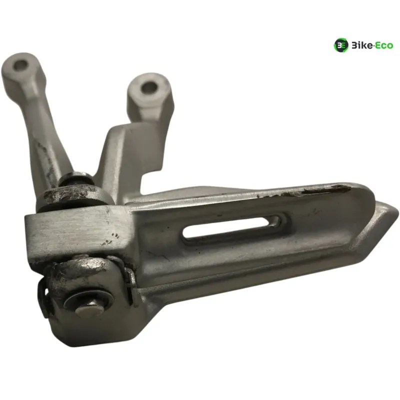 Platine et repose pieds arriere gauche TRIUMPH STREET TRIPLE S 660 2017-2019
