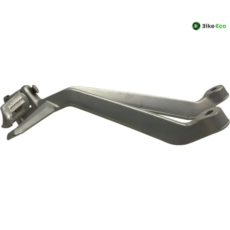 Platine et repose pieds arriere gauche TRIUMPH STREET TRIPLE S 660 2017-2019