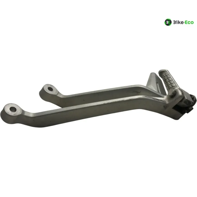 Platine et repose pieds arriere gauche TRIUMPH STREET TRIPLE S 660 2017-2019
