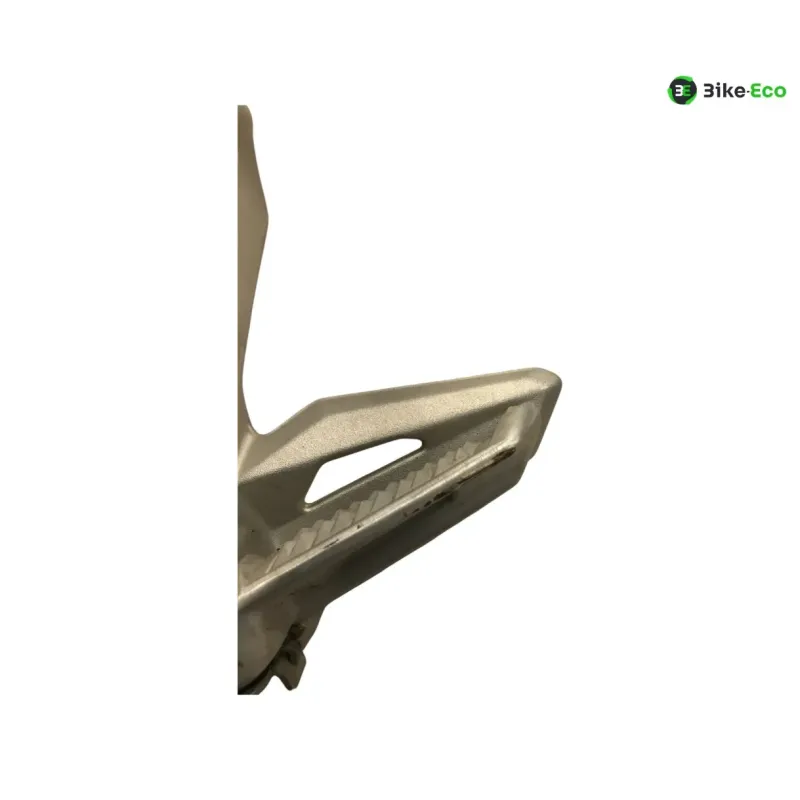 Platine et repose pieds arriere gauche TRIUMPH STREET TRIPLE S 660 2017-2019