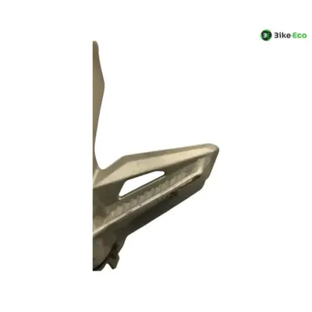 Platine et repose pieds arriere gauche TRIUMPH STREET TRIPLE S 660 2017-2019