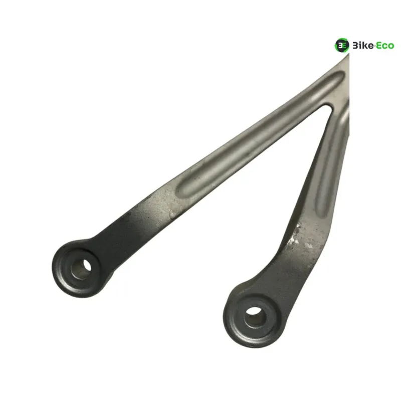 Platine et repose pieds arriere gauche TRIUMPH STREET TRIPLE S 660 2017-2019