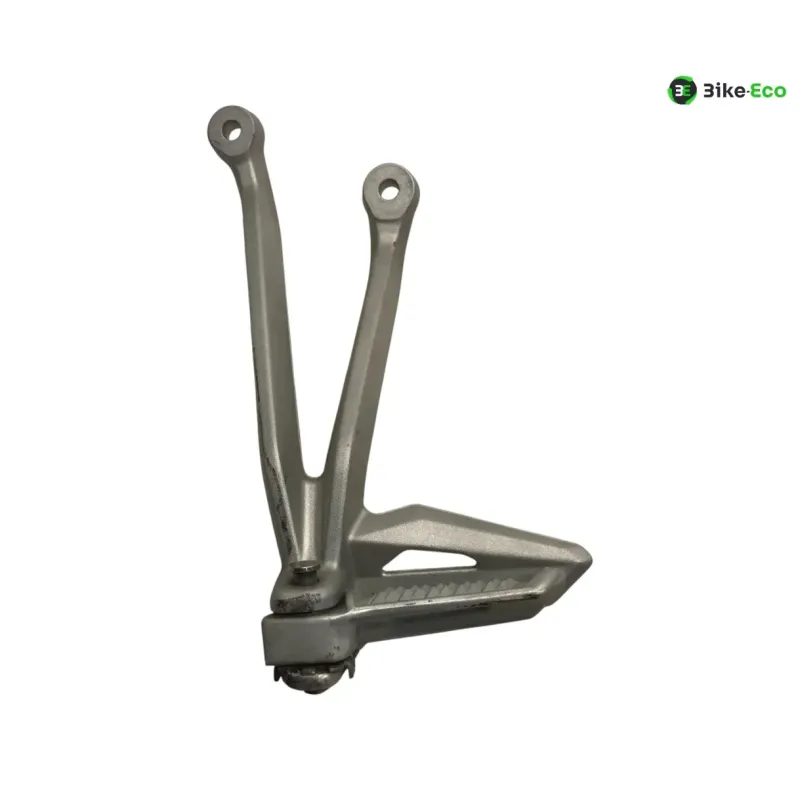 Platine et repose pieds arriere gauche TRIUMPH STREET TRIPLE S 660 2017-2019