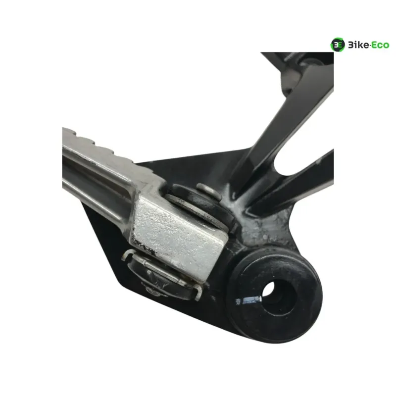 Platine et repose pieds arriere droit KAWASAKI Z 750 2007-2010