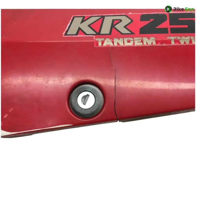 Cache carenage sous selle gauche KAWASAKI KR 250 1984-1986