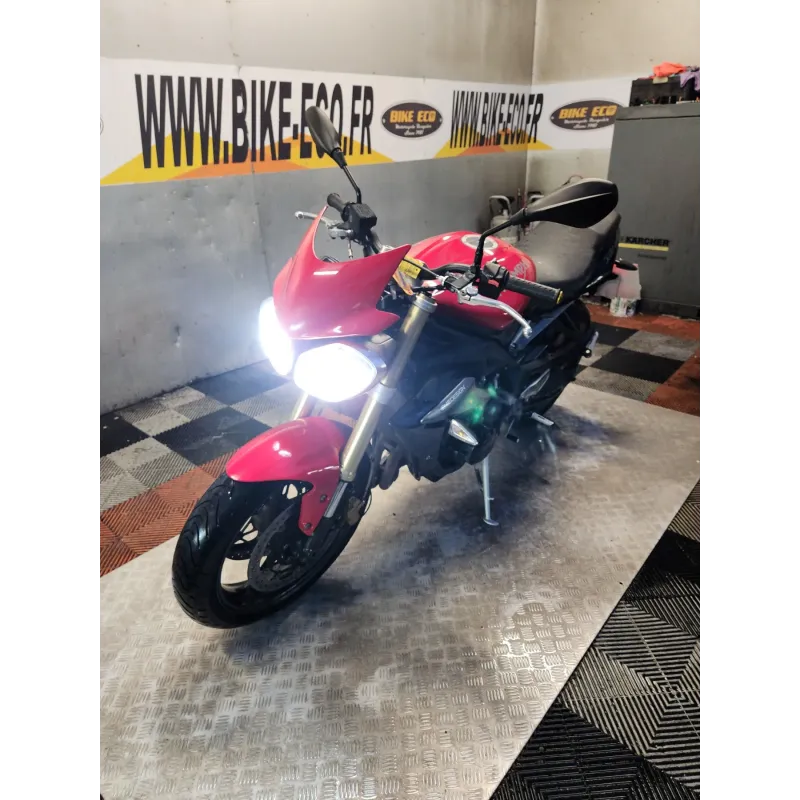 TRIUMPH STREET TRIPLE 675