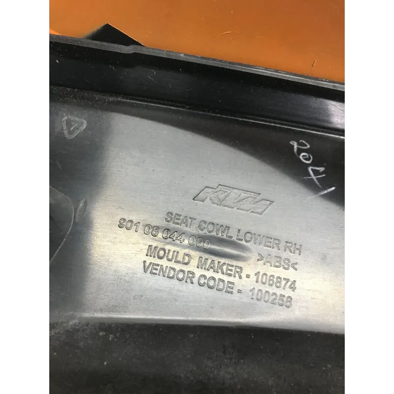 Cache carenage coque arriere droit KTM DUKE 125 2011-2016