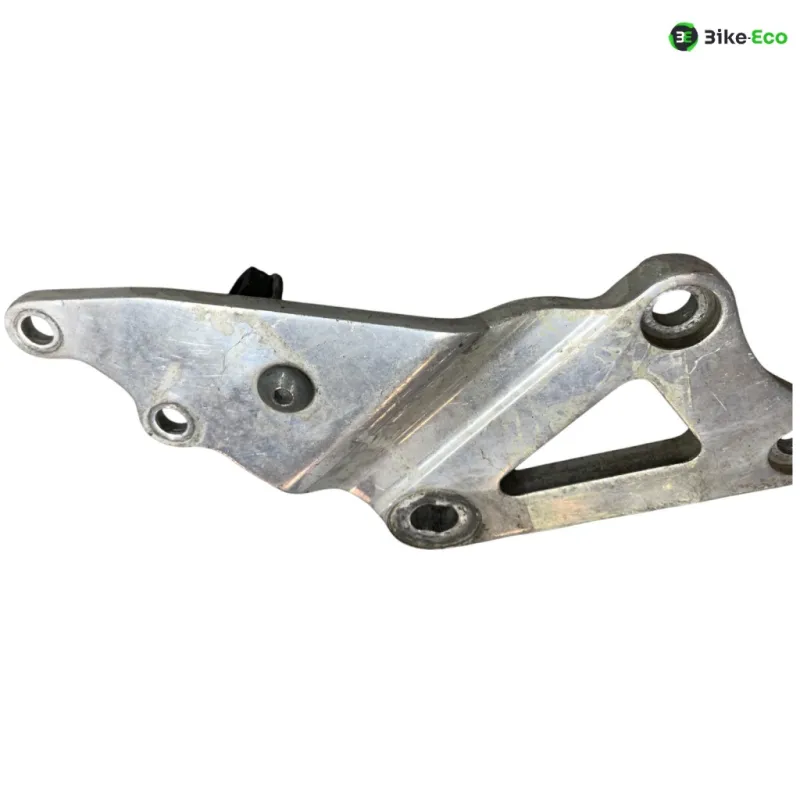 Platine avant droite SUZUKI GSXR 1100 1990