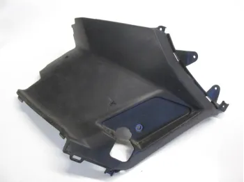 Cache carenage sous selle gauche PEUGEOT KISBEE 50 2011-2012 4T