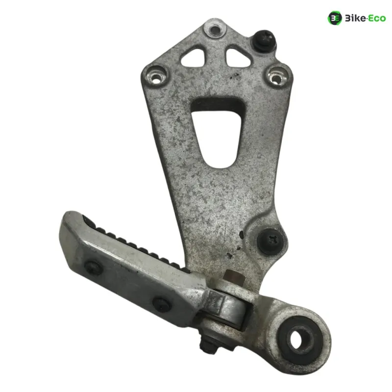 Platine et repose pieds arriere droit SUZUKI GSXR 1100 1986-1988