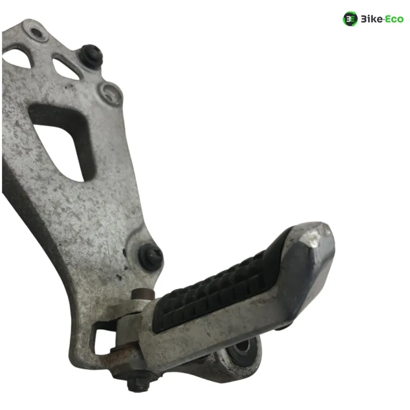 Platine et repose pieds arriere droit SUZUKI GSXR 1100 1986-1988