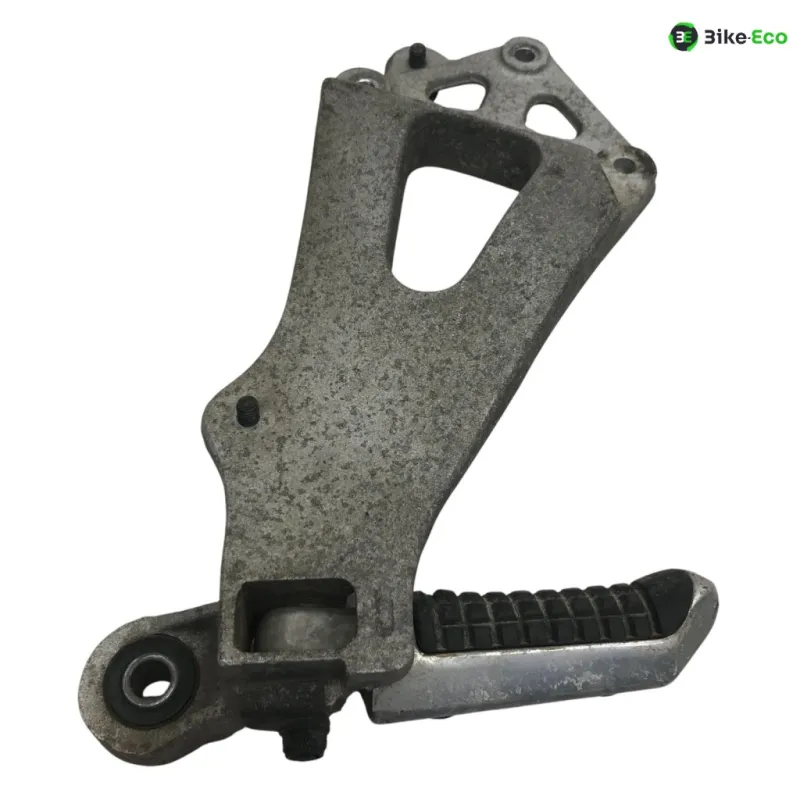 Platine et repose pieds arriere droit SUZUKI GSXR 1100 1986-1988