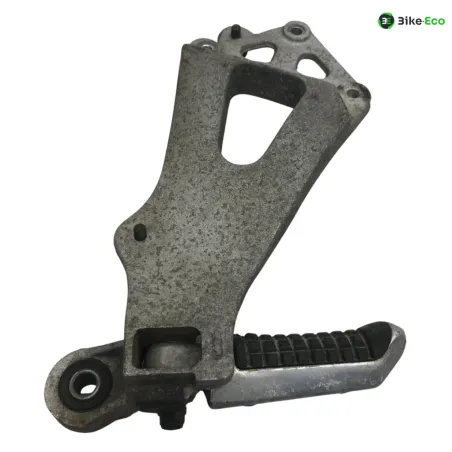 Platine et repose pieds arriere droit SUZUKI GSXR 1100 1986-1988