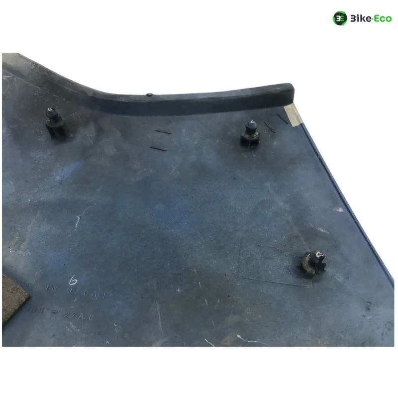 Cache carenage sous selle droit SUZUKI GSXR 1100 1986-1988