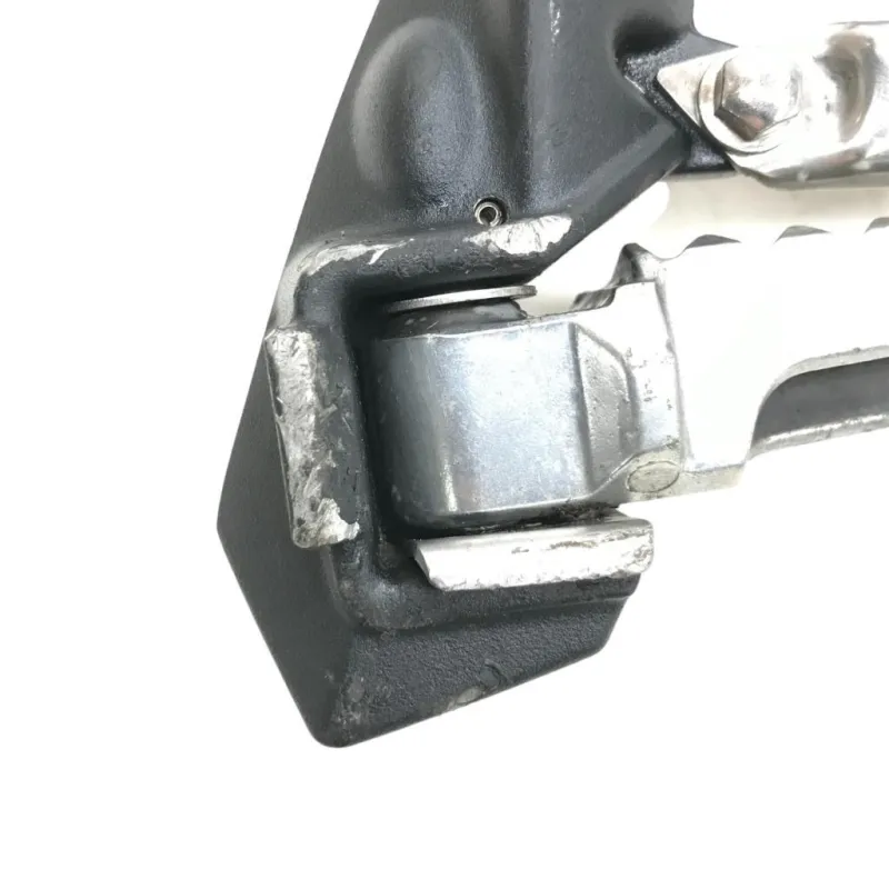 Platine et repose pieds arriere gauche TRIUMPH SPRINT ST 1050 2005-2010