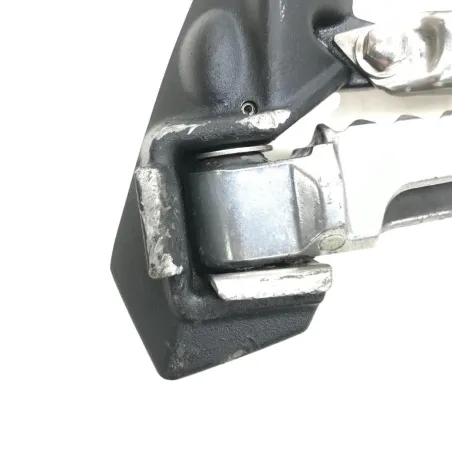 Platine et repose pieds arriere gauche TRIUMPH SPRINT ST 1050 2005-2010