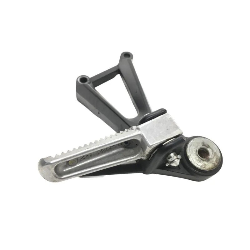 Platine et repose pieds arriere droit YAMAHA YZF 320 2019-2023 R3
