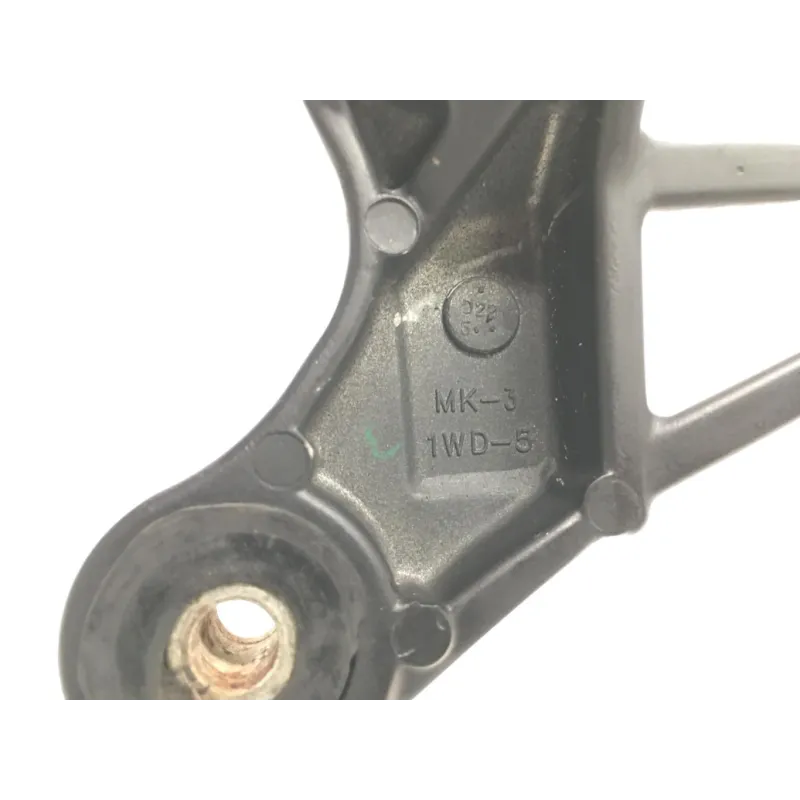 Platine et repose pieds arriere droit YAMAHA YZF 320 2019-2023 R3